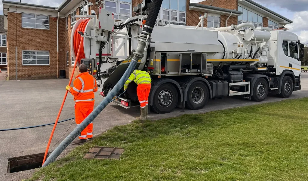 tanker-unblocking-a-drain